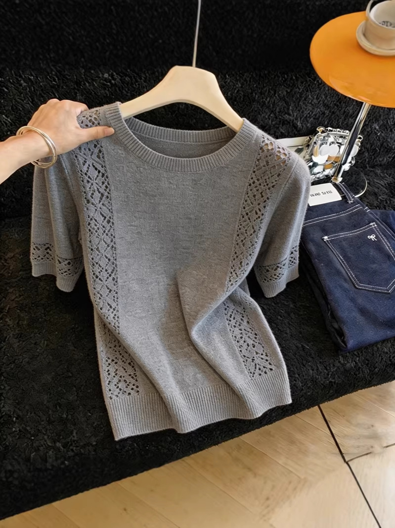 Áo thun nữ cổ tròn tay ngắn, chất liệu cotton thoáng mát, kiểu dáng đơn giản — màu xám đậm
