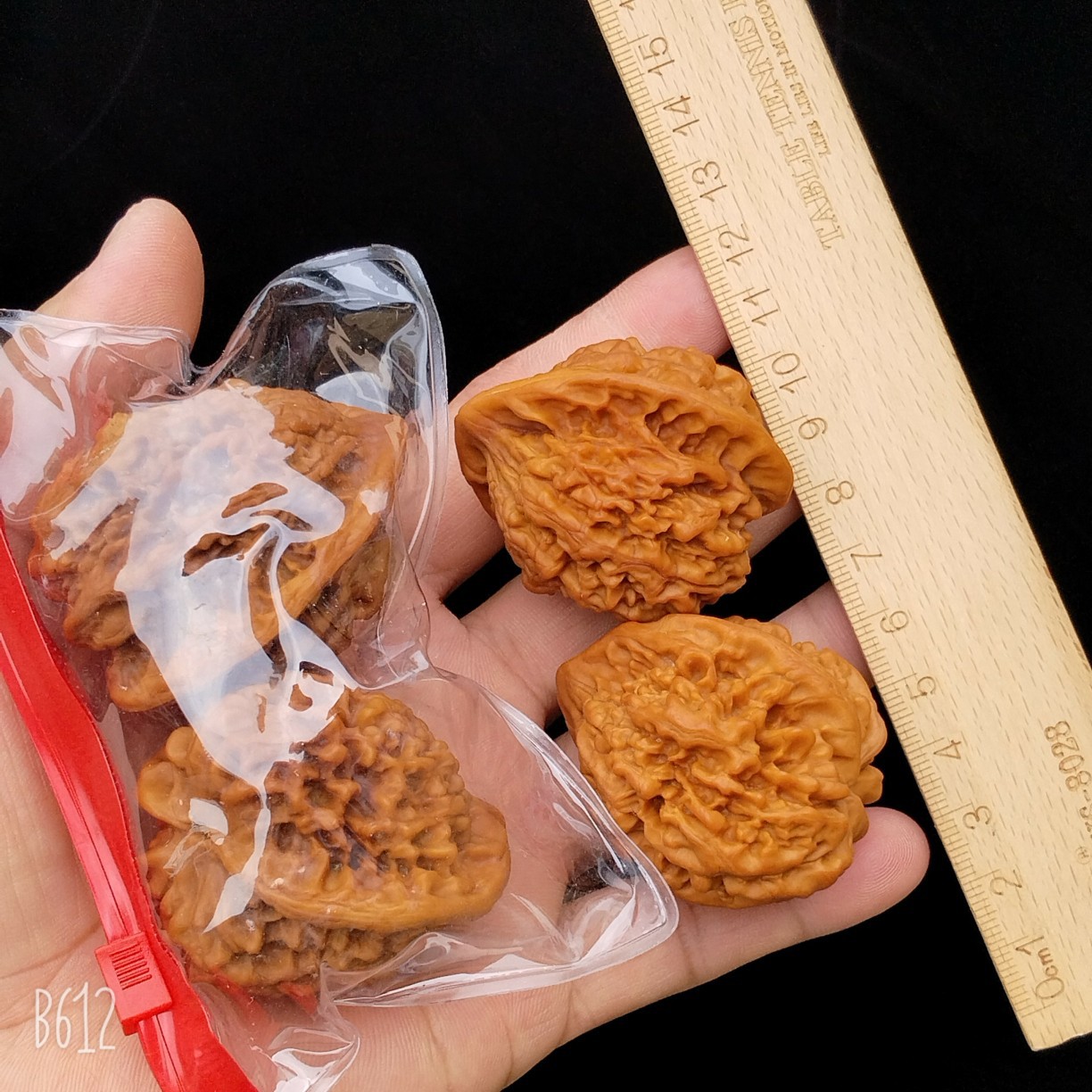 热销一包两个批发文玩核桃地摊文玩核桃手把件练手核桃摆摊小商品