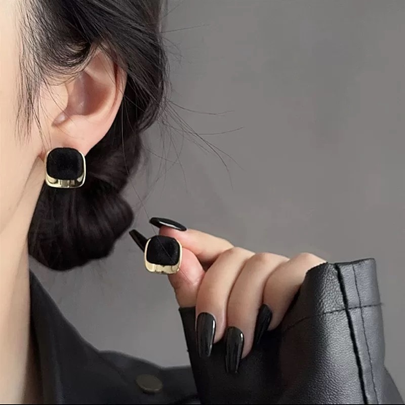 925 Silver Needle Retro Hong Kong Style Black Gold Contrasting Square Earrings Fashionable Accessible Luxury Elegant Niche Unique Design Earrings
