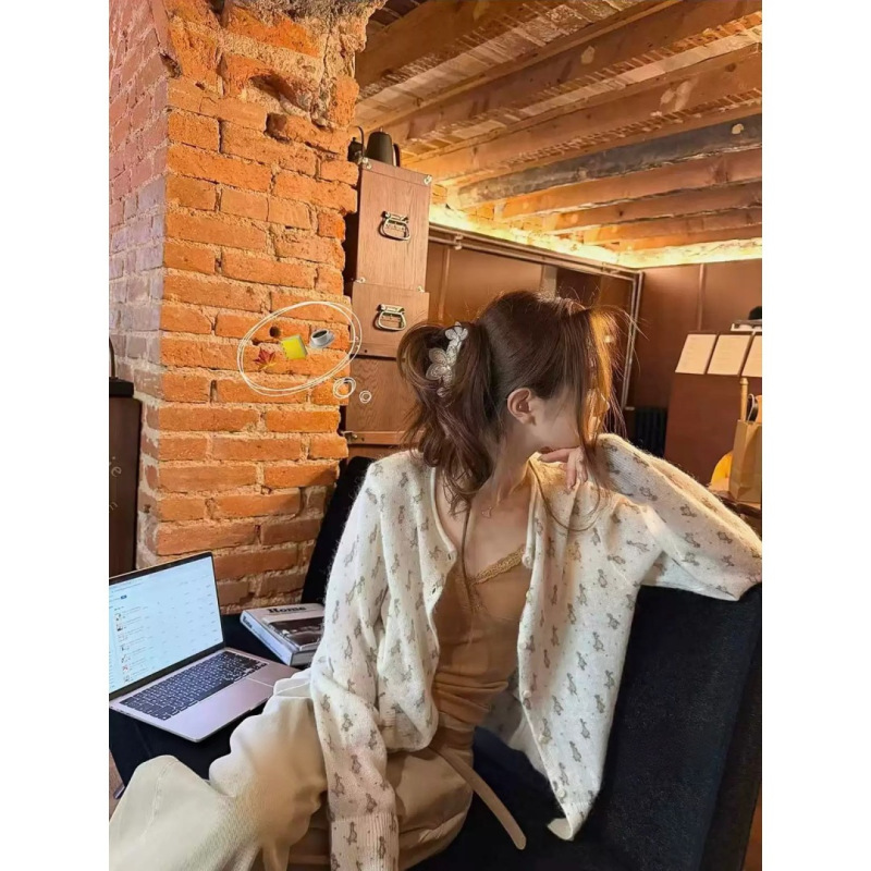 Off-white printed knit cardigan for women, autumn new style, youthful design, loose fit, slimming effect, lightweight knit sweater Off-white printed knit cardigan for women, autumn new style, youthful design, loose fit, slimming effect, lightweight knit sweater