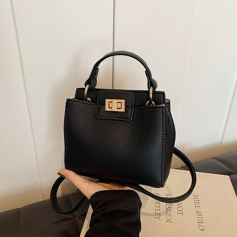 Bolsa cuadrada pequeña, sensación de verano de alta gama, mochila única para mujer, bolso de mensajero con cerradura, bolso de embrague, bolso especial, bolso de mujer Baoding