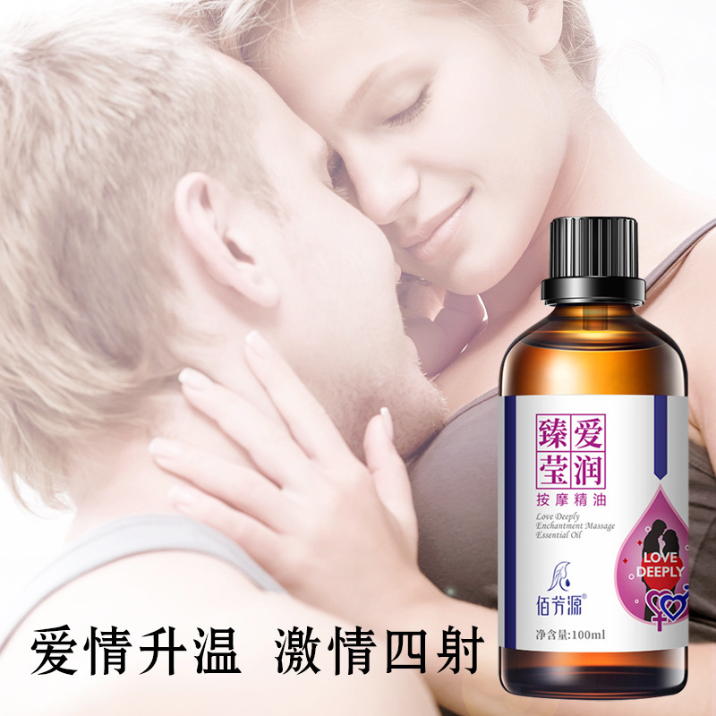 顔のバラの精油の美容院は経絡のspaの体を通して成人の古いショウガのバラの精油の現物をマッサージします。|undefined
