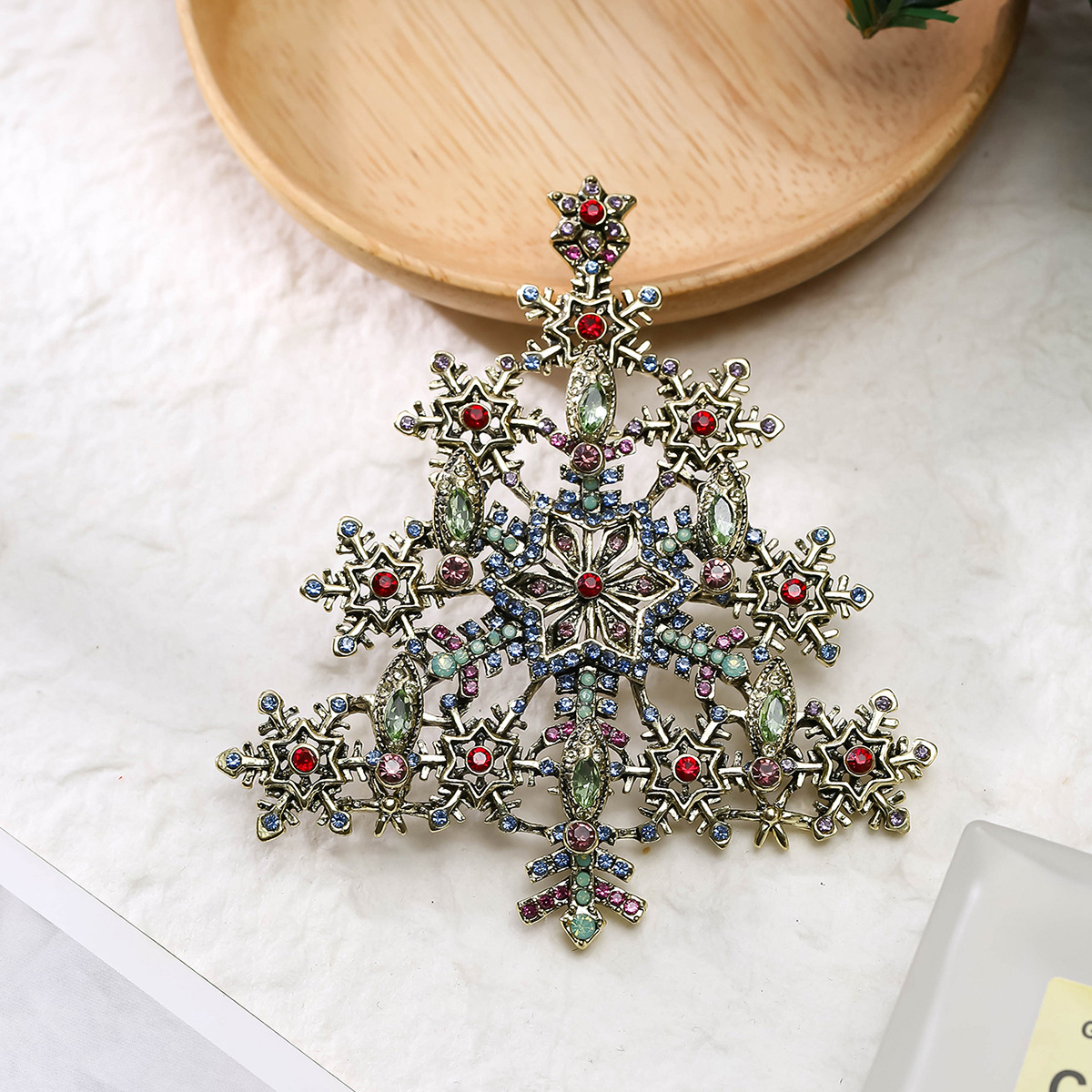 HD Christmas tree brooch