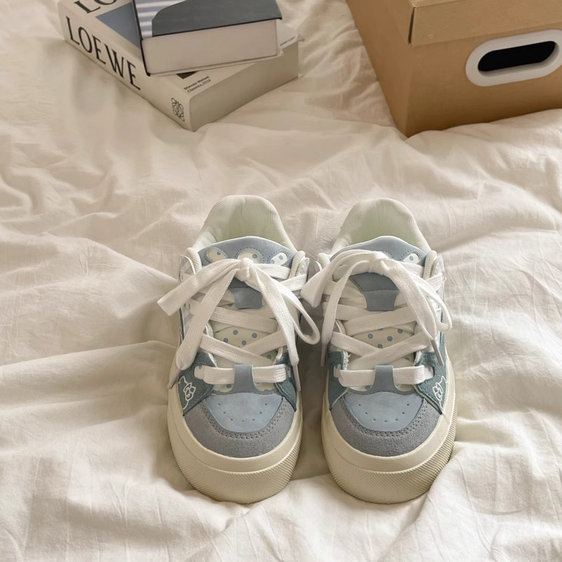 Zapatos de patineta de color transpirables verano y otoño de 2025 nuevos ins estudiantes coreanos zapatos blancos de moda zapatos de pan de mujer