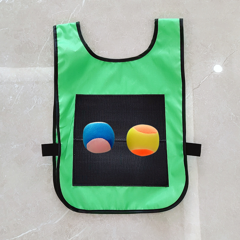 子供のくっつくボールの服はゲームの道具を避けます。|undefined