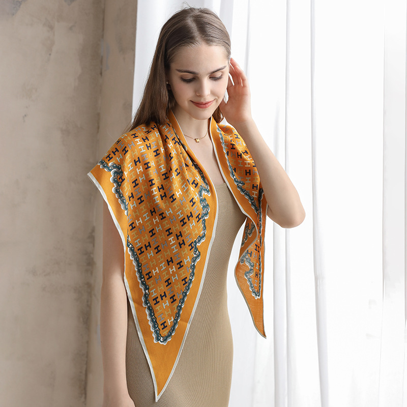 Viajes de viaje fuera de la cadena letra impresa toallas triangulares coreanas de otoño moda elegante con chal