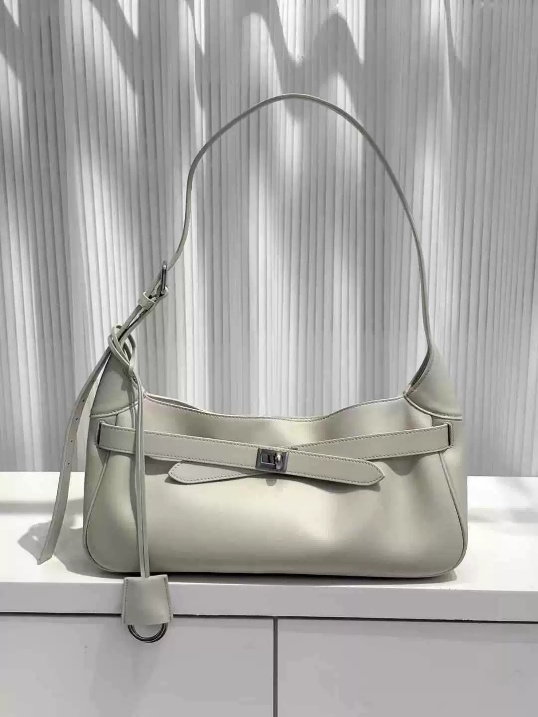 Leather capacious underarm bag, one-shoulder bag, genuine leather
