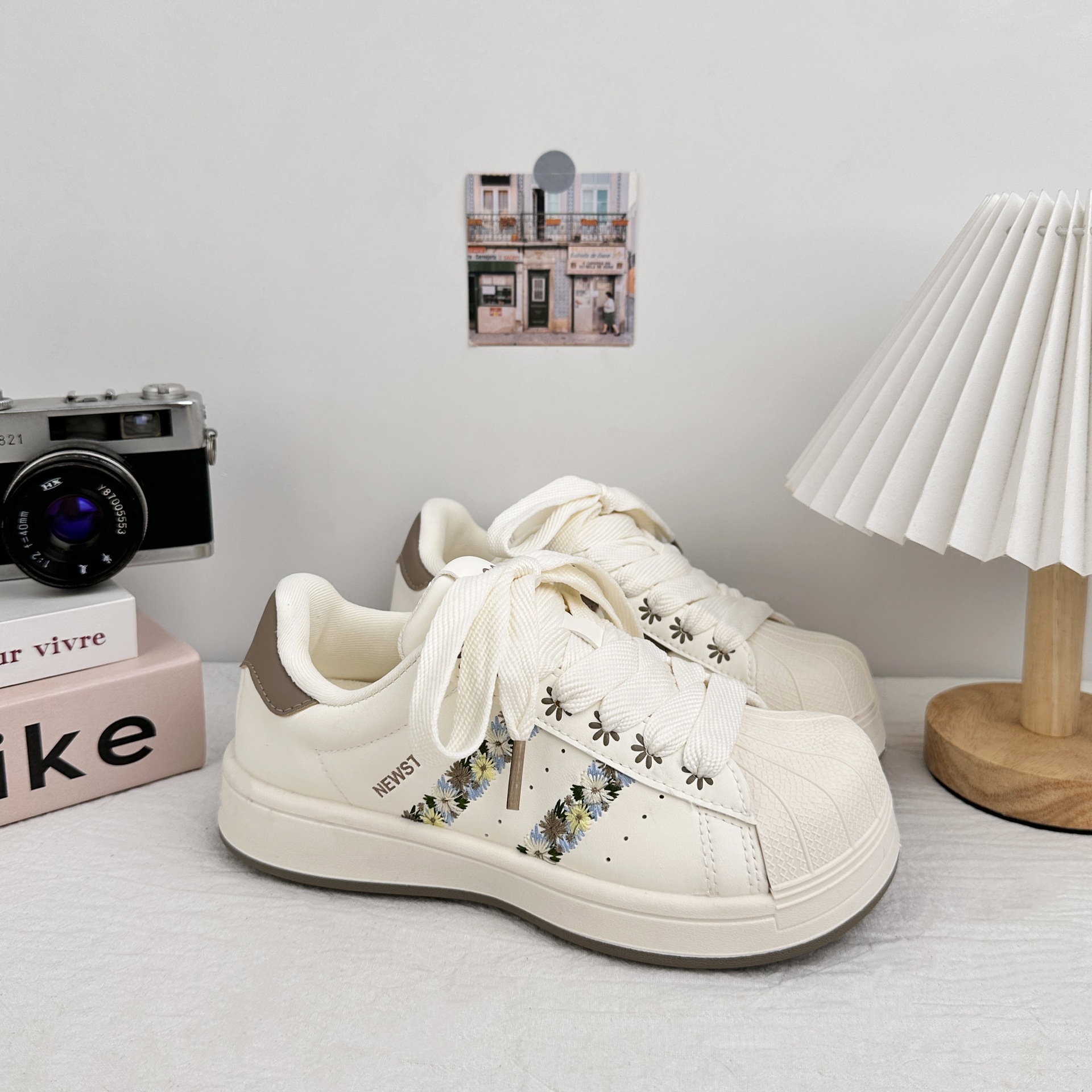 Zapatos de entrenamiento de estudiantes de verano de 2025 nuevos modelos de explosión con falda, zapatos de skate casuales, zapatos blancos pequeños