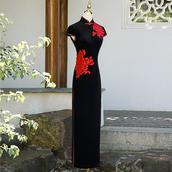 Flowery black crescent sleeves