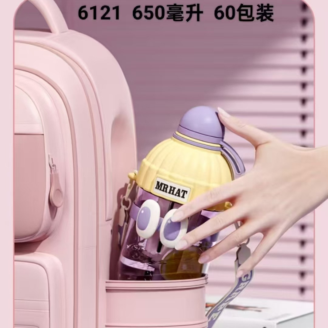 Yue Shimei sombrero de dibujos animados taza de plástico taza de paja roja 650ml taza de agua portátil bolsillo creativo