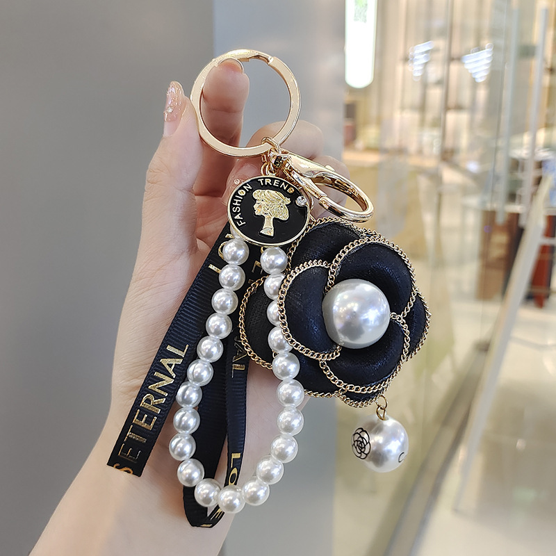 Llavero de lujo vintage estilo retro francés con camelia y perlas para niñas, accesorio versátil y delicado para llaves de coche y bolsos._voghion.com