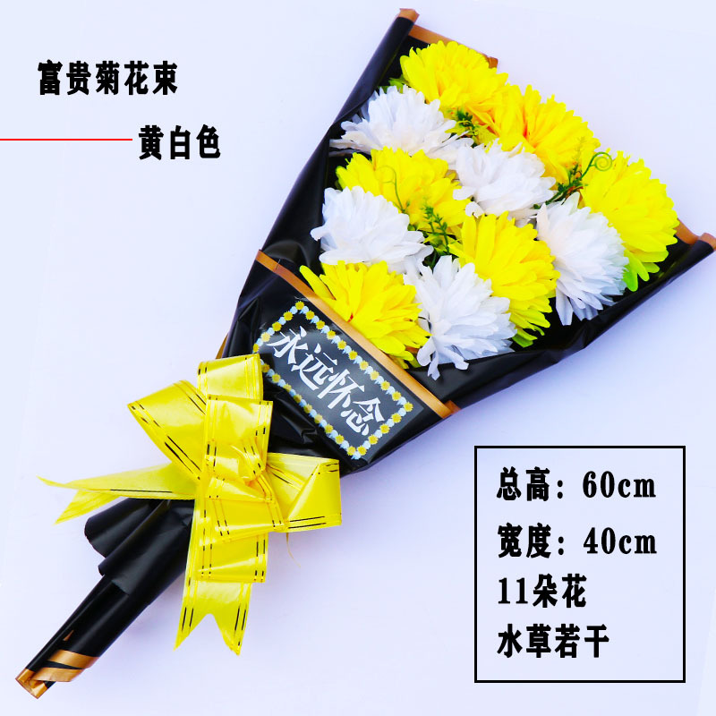 Wealthy hand holding bouquet, yellow + white bouquet