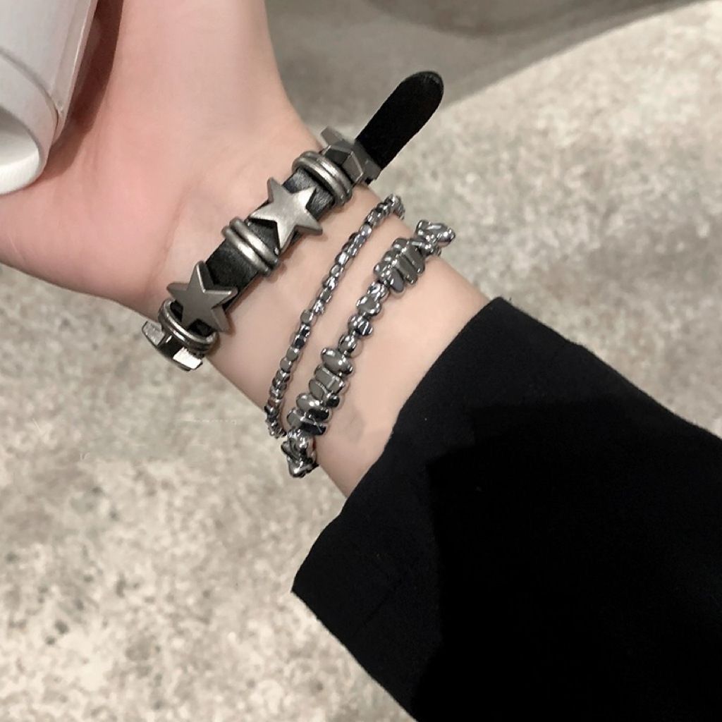 Pulseira de couro com estrela de cinco pontas Y2K punk escuro para mulheres, acessórios de contas empilhadas, estilo europeu e americano, para mulheres gostosas e descoladas.