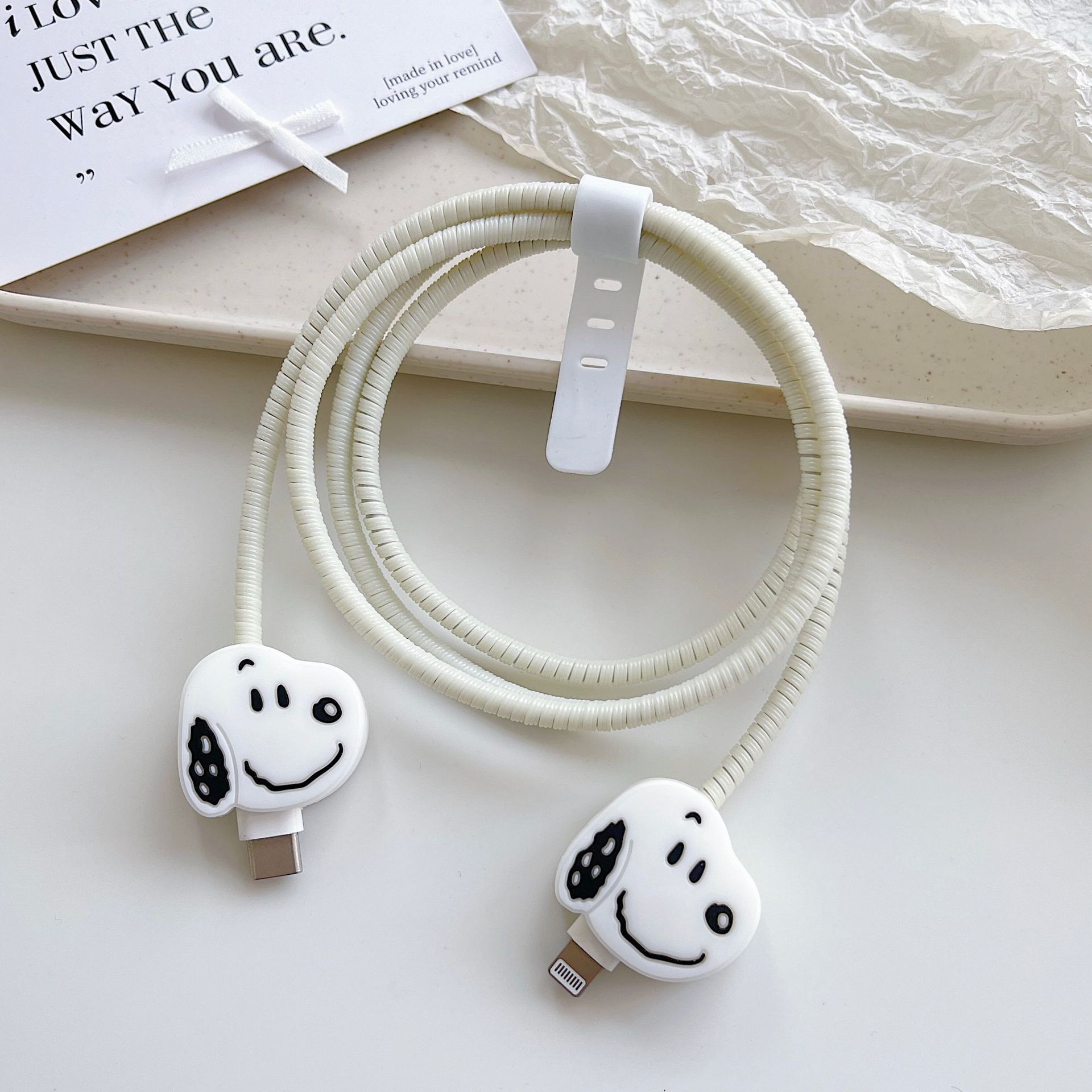 Amazon cartoon cable de datos cubierta adecuada para Apple Android cable de datos de carga rápida cuatro piezas en stock al por mayor