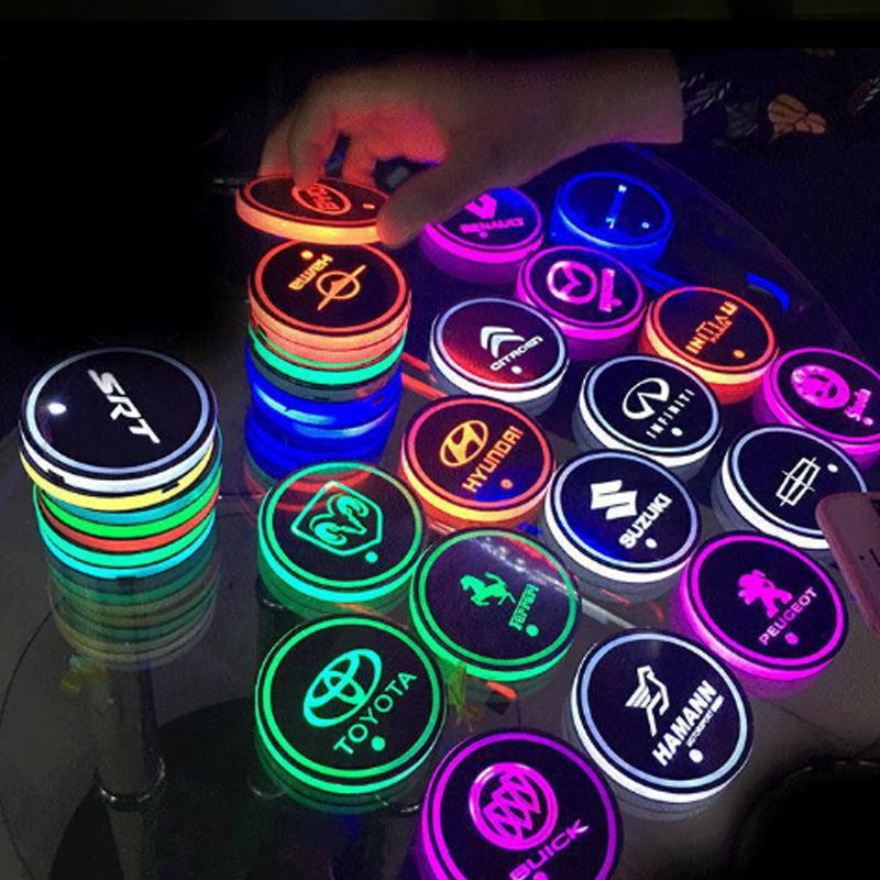 Cojín de taza de agua LED luminoso para automóviles colorido cojín de taza de agua de atmósfera de automóviles luz solar USB cojín antideslizante de carga