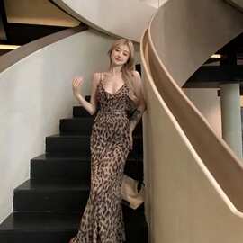 复古豹纹荡领吊带连衣裙女装夏季修身辣妹长裙显身材收腰a字裙子