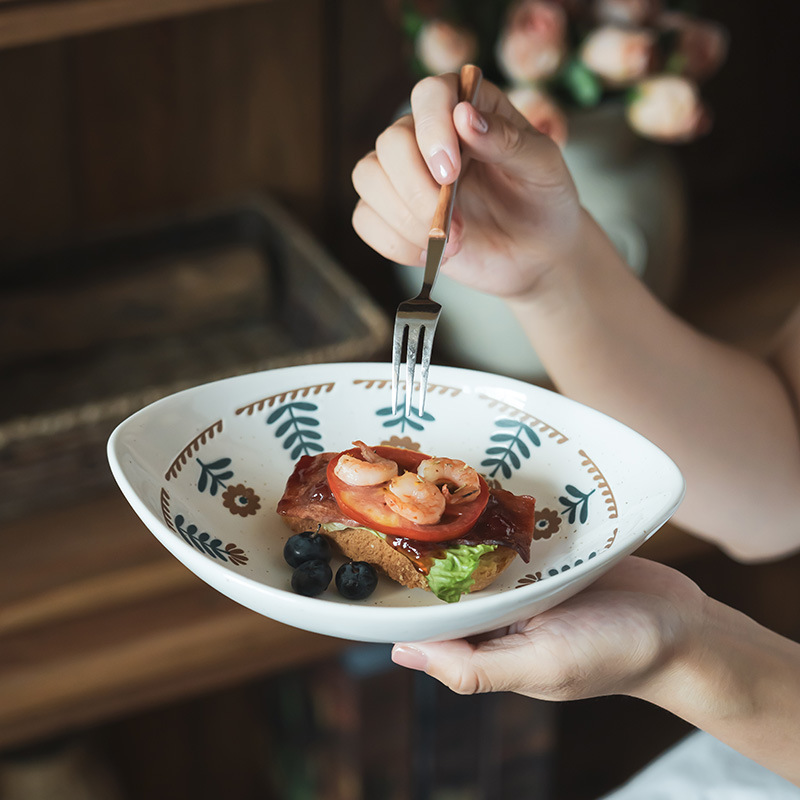 Plato de cerámica pintado a mano japonés creatividad de flores rojas plato de platos de platos caseros plato de platos de ensalada de fruta