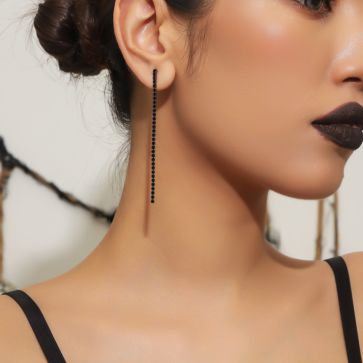 町卡 气质性感黑色水钻长耳环女 时尚高级感一根线耳钉耳饰品