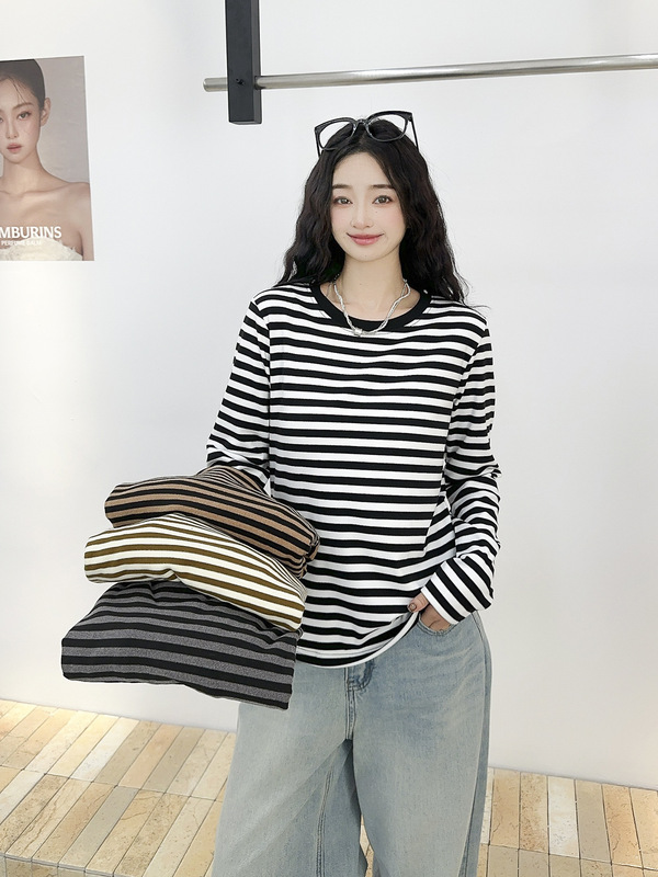 Autumn and Winter Warm Fleece Thermal Base Layer Casual Striped Long-Sleeve T-Shirt for Women, Round Neck, Loose Fit, Plus Size, Slimming Inner Top Autumn and Winter Warm Fleece Thermal Base Layer Casual Striped Long-Sleeve T-Shirt for Women, Round Neck, Loose Fit, Plus Size, Slimming Inner Top