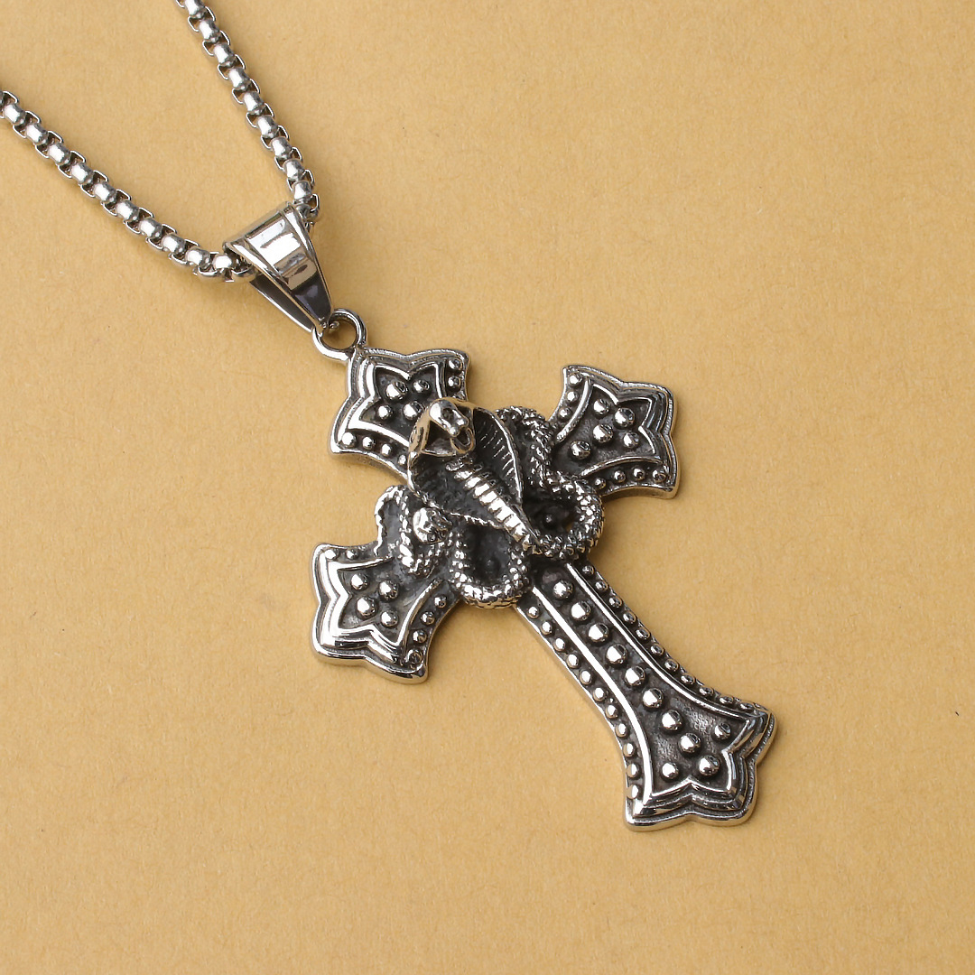 Joyería transfronteriza europea y americana de hip hop en forma de cruz tallada Cobra colgante collar retro nicho collar de todo fósforo al por mayor
