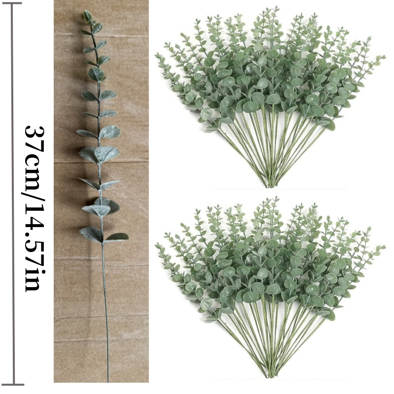 분홍색이 가미된 짙은 녹색 유칼립투스 가지 1개
