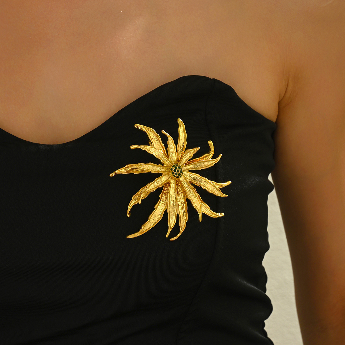 European and American Cross-Border Fashion Stylish Chrysanthemum Shape Gemstone Brooch Brooch Niche Design Accessories Elegant Retro