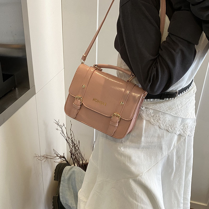 Bolso de mano retro británico para mujeres 2025, nueva moda, bolso cuadrado de color contrastante, bolso de mochila universal, primavera y verano, mujeres extranjeras