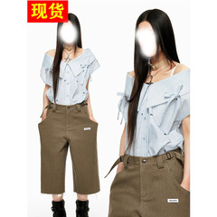 昔のリボンのストライプの肩の肩のノースリーブのシャツは肩のギャルのシャツの女性を漏らします。