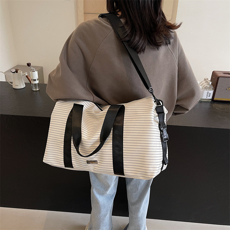 2025 nuevo paquete de viaje portátil a rayas de gran capacidad bolsas deportivas de ocio bolsas de acondicionamiento de la piel ligeras bolsas inclinadas para mujeres