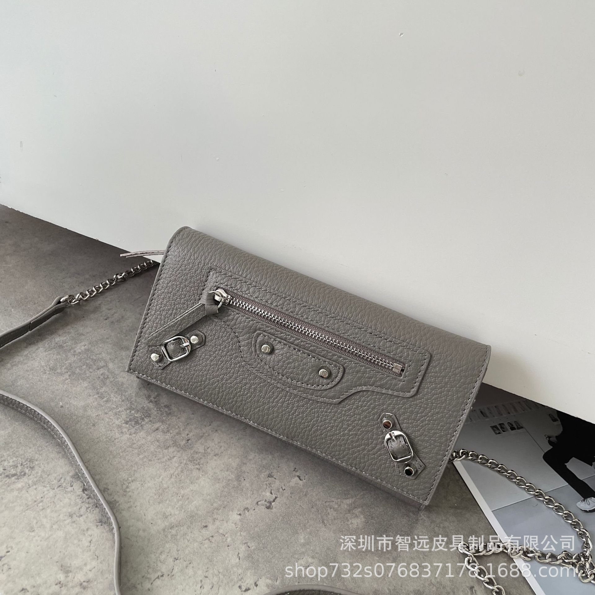 체인이 달린 주석 제품 회색