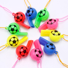 带绳足球口哨裁判哨子带挂绳啦啦队助威道具世界杯哨子幼儿园礼品