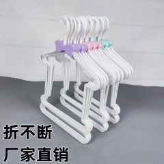 子供のワンピースのハンガーの服の店は子供のスーツの子供服のプラスチックのハンガーの赤ちゃんの服の支えを展示します。