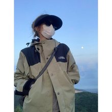 冲锋衣女款军绿色外套女春秋款美式户外风衣情侣装登山服