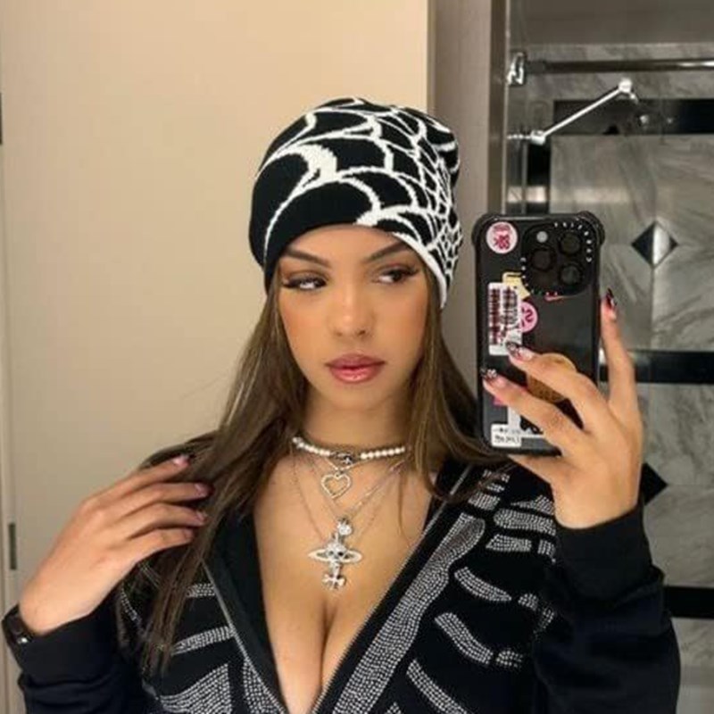 Stickad mössa med spindelnätsmönster jacquard för vintern_voghion.com