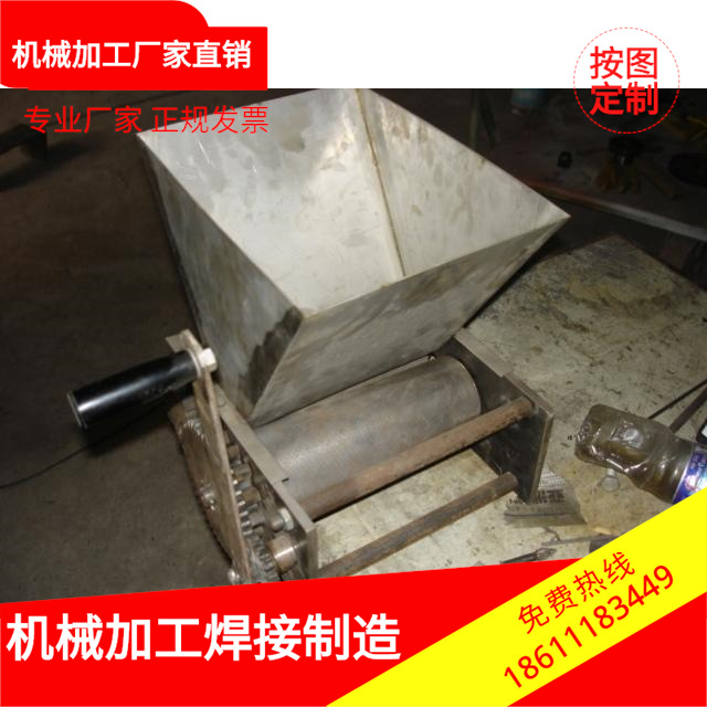 供应手动杏核脱壳机间隙可调大小都可使用自产自销。杏核加工小型