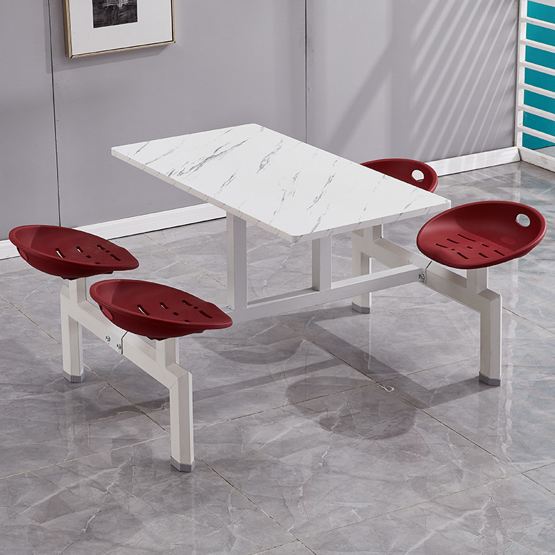 빨간 의자 표면을 가진 보석 관 벽