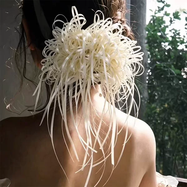 Bride's hair accessory with firework ribbon, hairpin, super fairy-like, elegant, retro updo for the back of the head, simple, sophisticated, and high-end