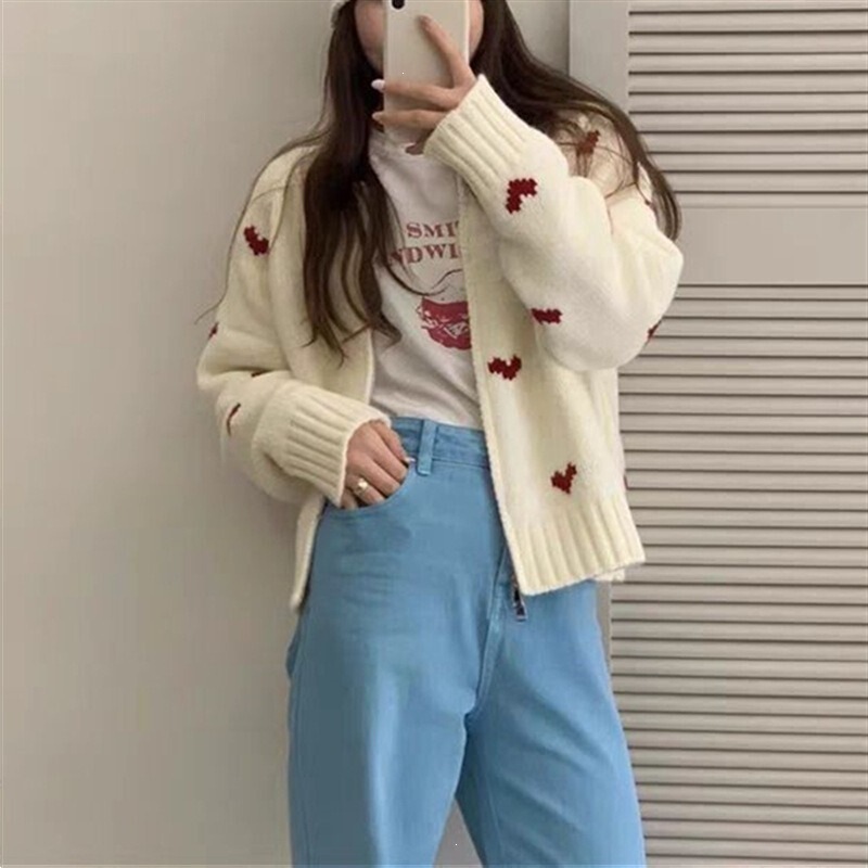 New heart-patterned knitted cardigan for women, featuring a round neckline, loose fit, slimming effect, versatile style, and a youthful look, with a zipper closure