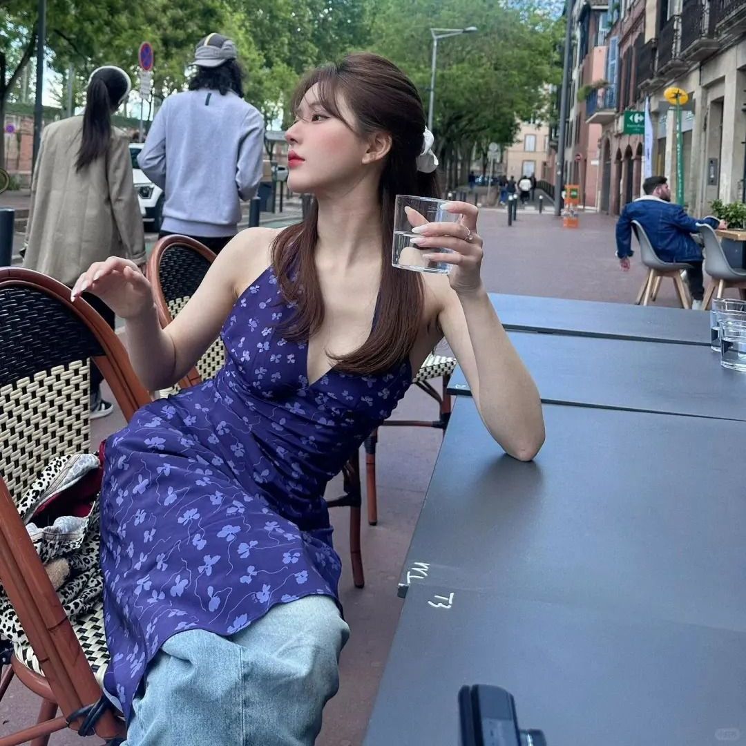 赵思同款蓝色V领碎花挂脖连衣裙女夏季法式海边度假收腰吊带裙
