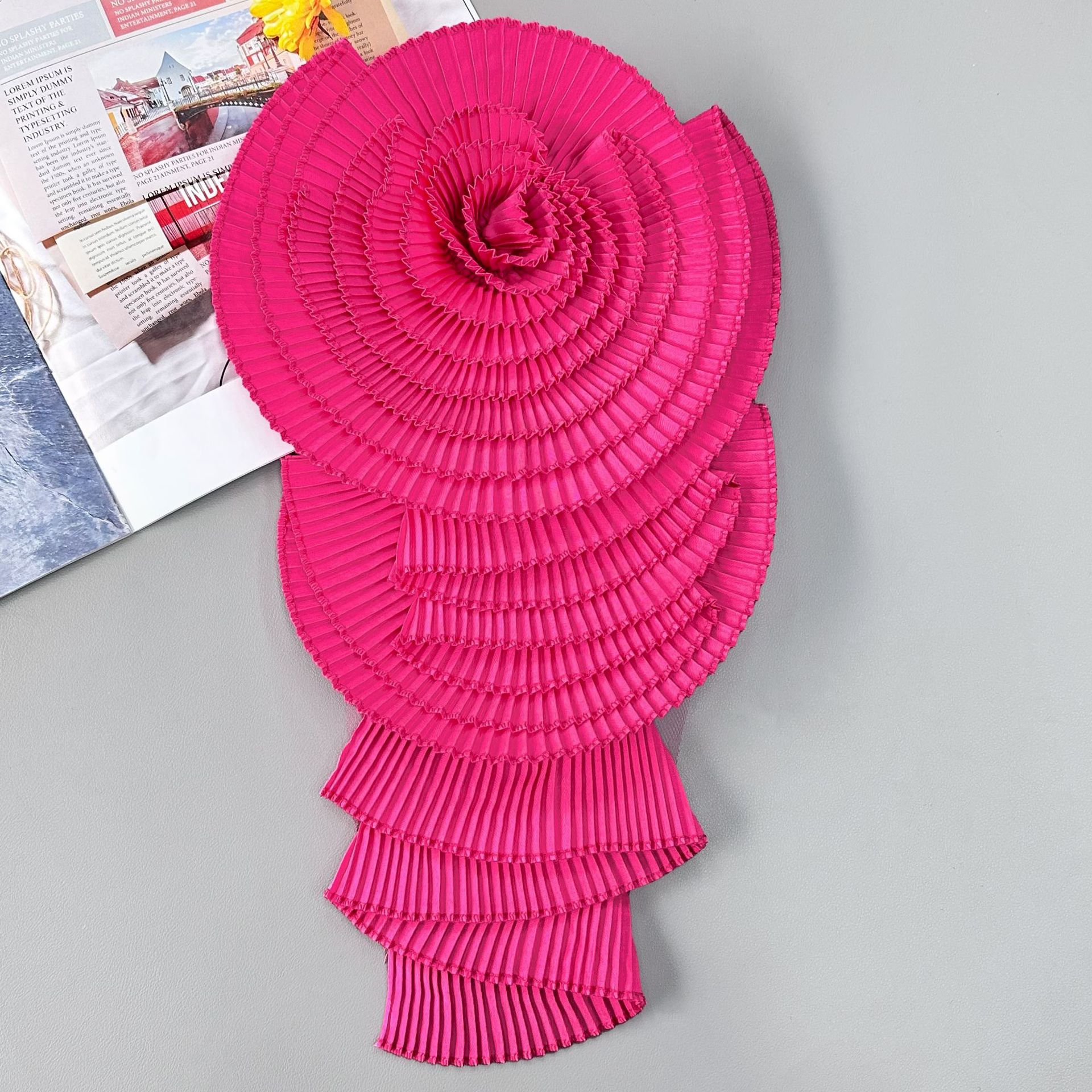 Nuevos adornos de flores grandes plisadas blancas para ropa y vestidos transfronterizos, parches de reparación DIY, accesorios de tela, venta directa de fábrica.