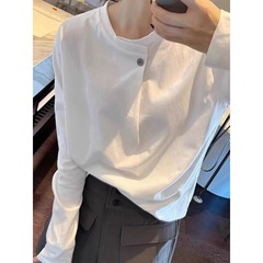 欧品の白い長袖のtシャツの女性の春秋の新型のゆったりしている内は底のシャツの洋風のファッションの小さいシャツの上着を掛けてやせています。
