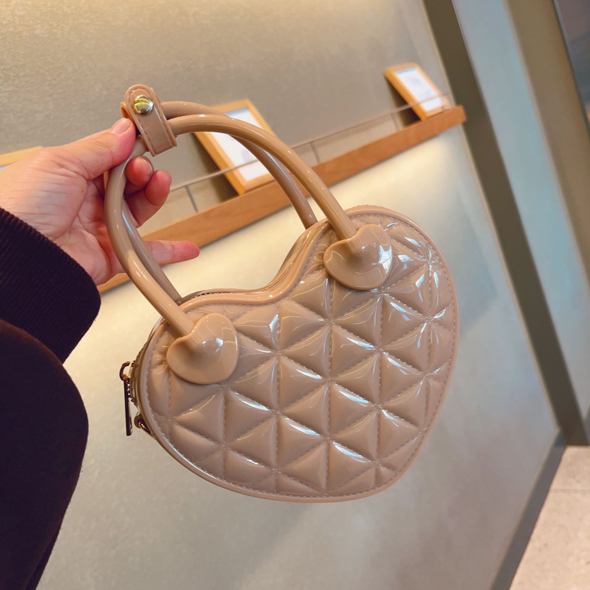 New PVC jelly bag for early spring 2025, heart-shaped hand-held small bag, diamond-shaped single-shoulder crossbody ladies' bag, sweet small bag undefined