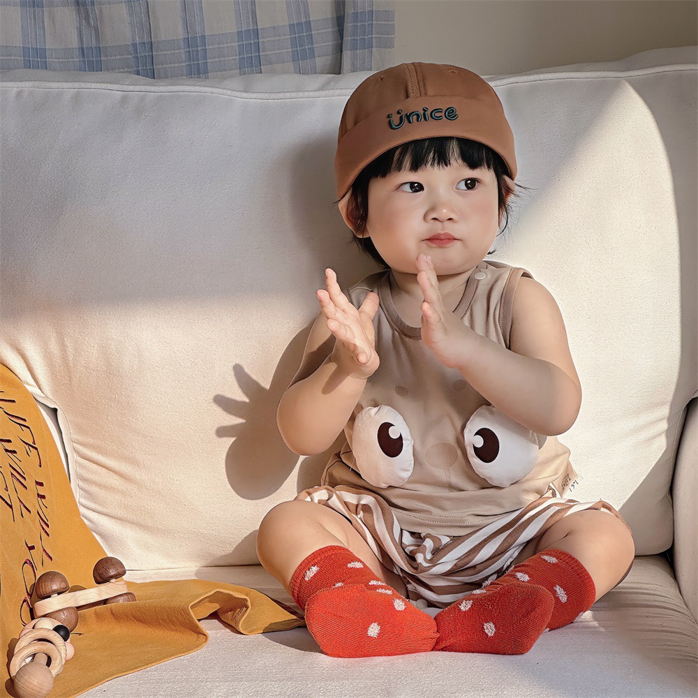 2024 verano versión coreana del traje sin mangas a rayas para bebés de un año, traje delgado a clase, traje de pantalones cortos para bebés