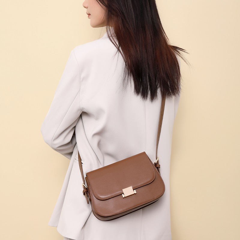 Hong Kong compra bolsos para mujer 2025 nuevo bolso de mensajero bolso de tofu bolso pequeño de hombro y axila bolso femenino de alta calidad