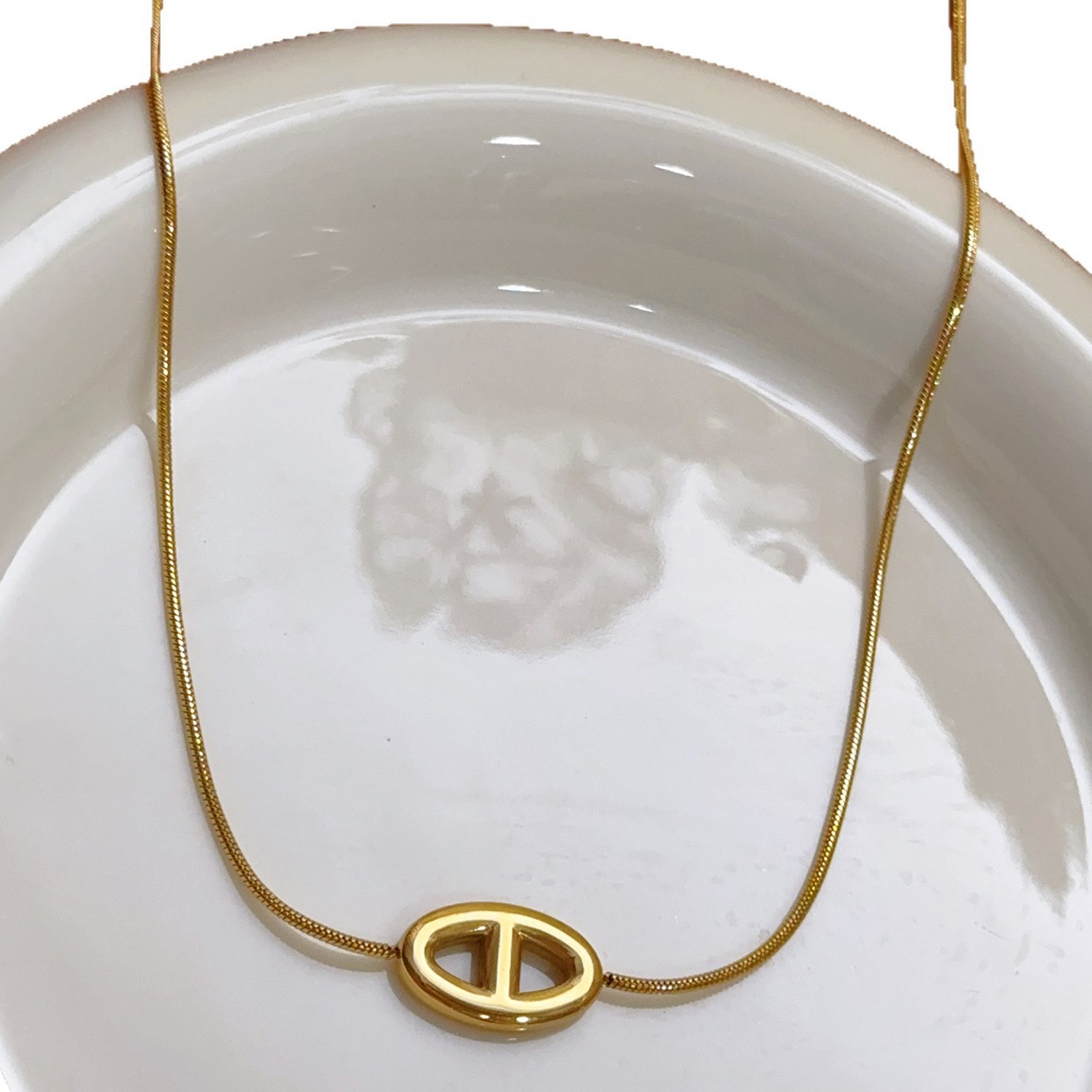 Luz de lujo nuevo estilo de moda europea y americana personalidad cerdo nariz pernos de orejas de nicho femenino diseño de alta calidad joyas de orejas de acero de titanio universal