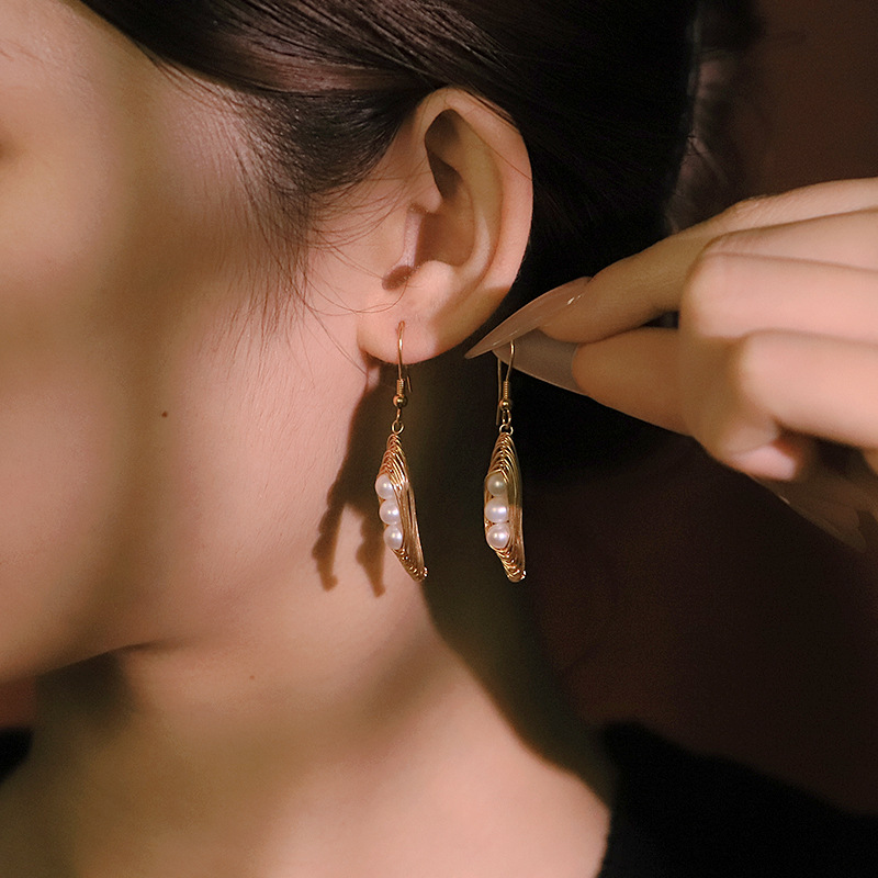 Ventas transfronterizas de perlas naturales ganchos de auriculares nicho de alta calidad diseño ligero y lujoso pernos de auriculares image 4