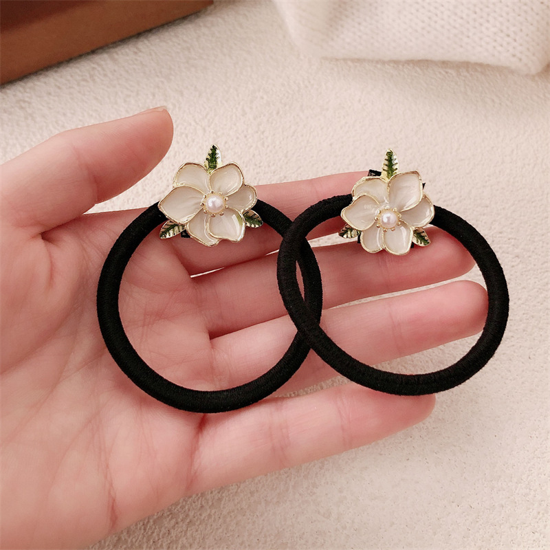 A principios de la primavera, el nuevo estilo coreano de flores metálicas cuerdas de cabeza simple de alta calidad anillo de cabello de cabello de correa de cabello accesorios para el cabello