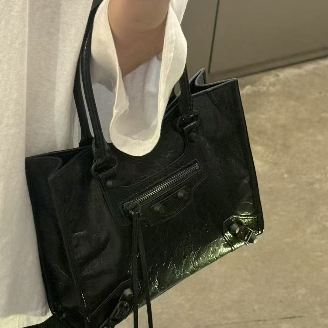 2026 Spring New Outlet Studded Bag Classic Retro Motorcycle Bucket Bag Top Grain Cowhide Shoulder Tote Bag For Women - Thumbnail 3