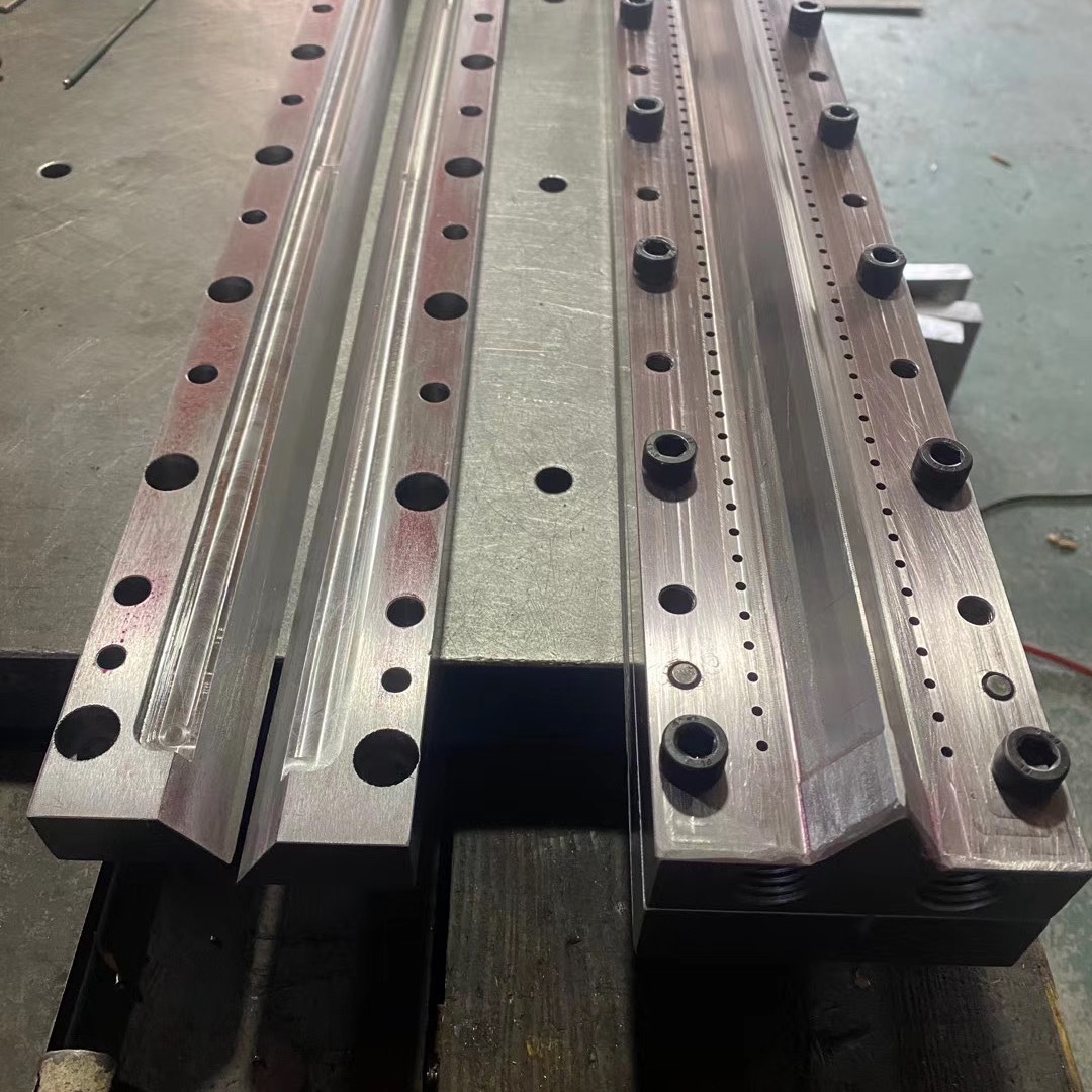 专业熔喷布挤出模具/规格齐全