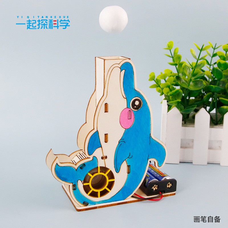 Pelota flotante con forma de delfín.